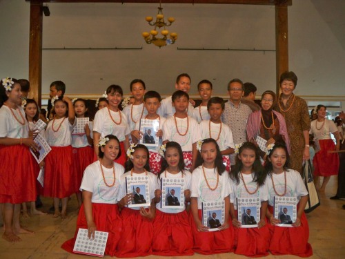 Para siswa foto bareng Kepala Sekolah dalam acara Pau Hana